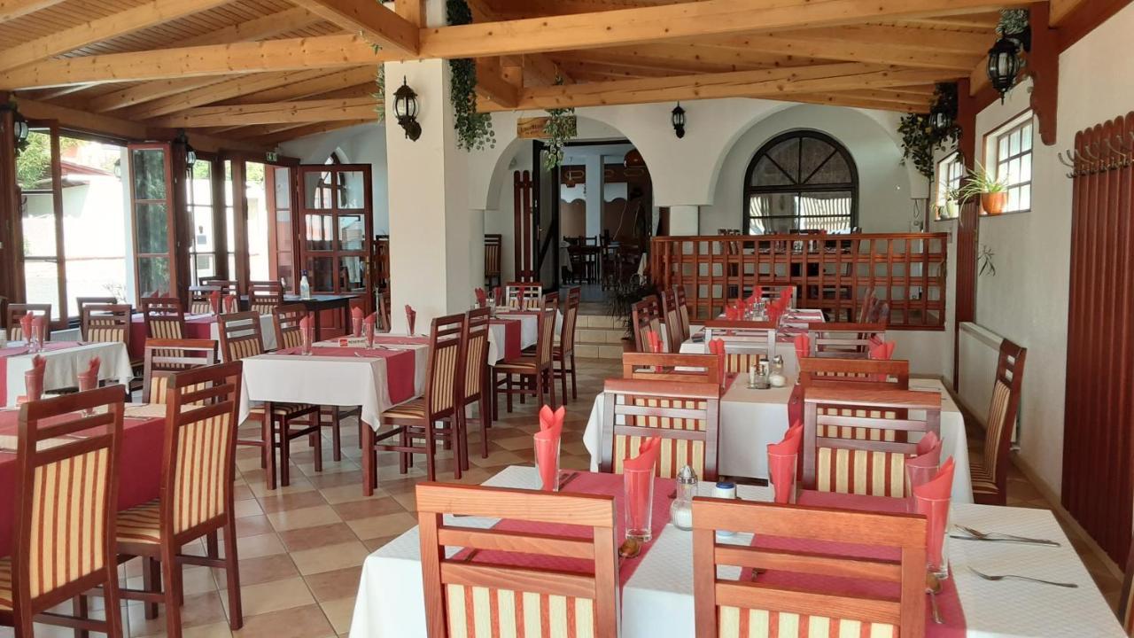 Pannon Panzio Restaurant Hotel Pannonhalma Ngoại thất bức ảnh